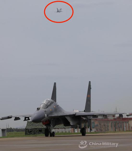南部战区空军苏-30MKK战机与歼-10C战机（红圈内）同场训练。