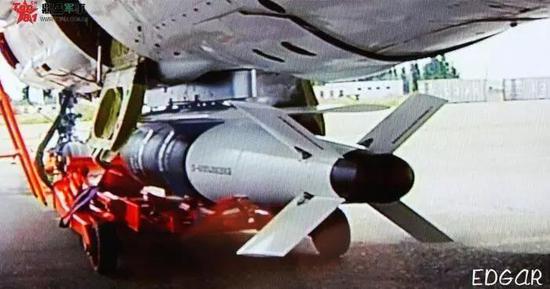 小强都登场了，七爷也要出来晃晃了，这张挂载LS-6滑翔制导炸弹的图也很经典
