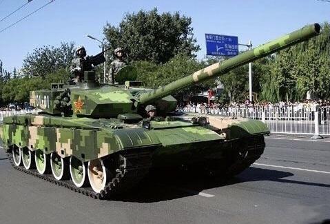 （2009年国庆阅兵驶过天安门广场的99二期改进型坦克）