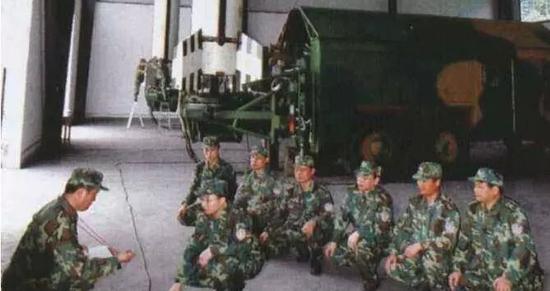基座呢就是这么个基座,反正战术弹也用不着多高级的无依托发射设备