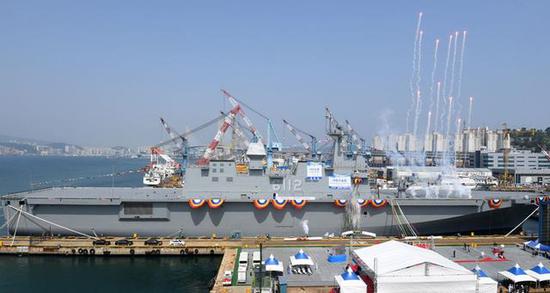 图为新下水的韩国海军两栖攻击舰“马罗岛”号。