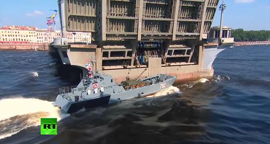 俄海军海上阅兵登陆艇撞上桥墩 普京就在几百