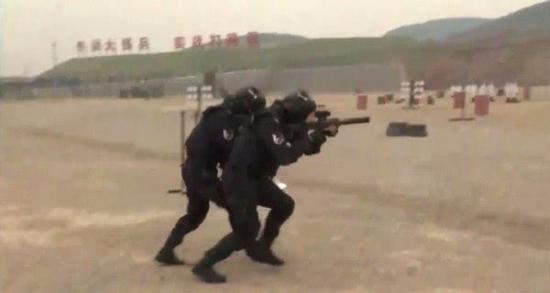 国产新冲锋枪亮相特警演练 用有托结构或正实