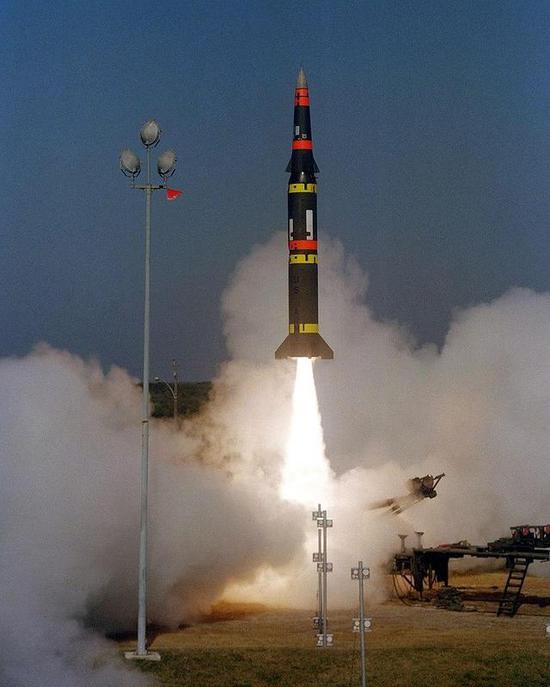 图片：测试中的潘兴2型中程弹道导弹