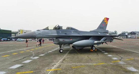 ▲挂载AIM-7M导弹的台湾F-16B