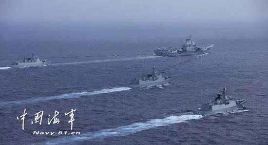 ▲航母编队劈波斩浪。记者张雷 摄