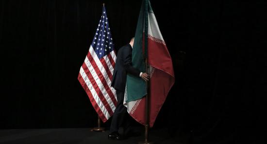 美国国旗旁的伊朗国旗被挪走。
