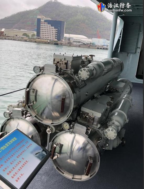 鱼雷发射管依然保留，里面的鱼雷应该换了新型号鱼-7。