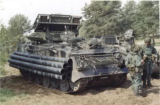 图片:英军早期装备的FV432“突击队员”布雷车。