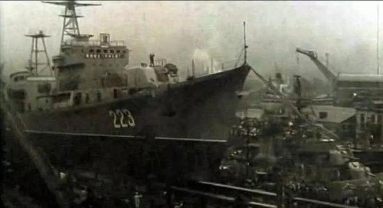 223舰在1号船台上的下水场景，注意左侧还有进厂修理的一艘07型驱逐舰