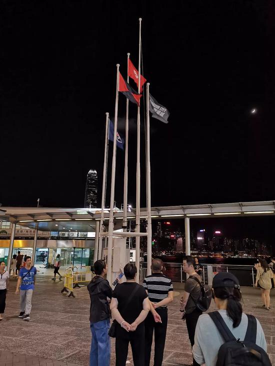 旗桿上的國旗已被拆下。 楊升/攝