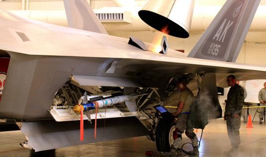(F-22在格斗弹发射前必须一直保持侧弹仓门打开的状态)