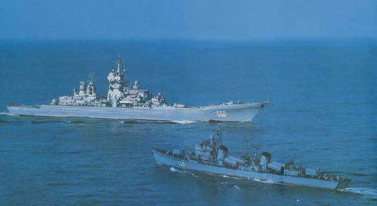 图片：中国“重庆”舰勇敢地向庞大的“伏龙芝”号冲去！