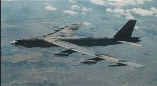 正在越南执行任务的B-52“同温层堡垒”战略轰战机