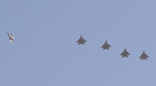 美军F-22战机在乌代德基地上空编队通场,图中可见5架战机