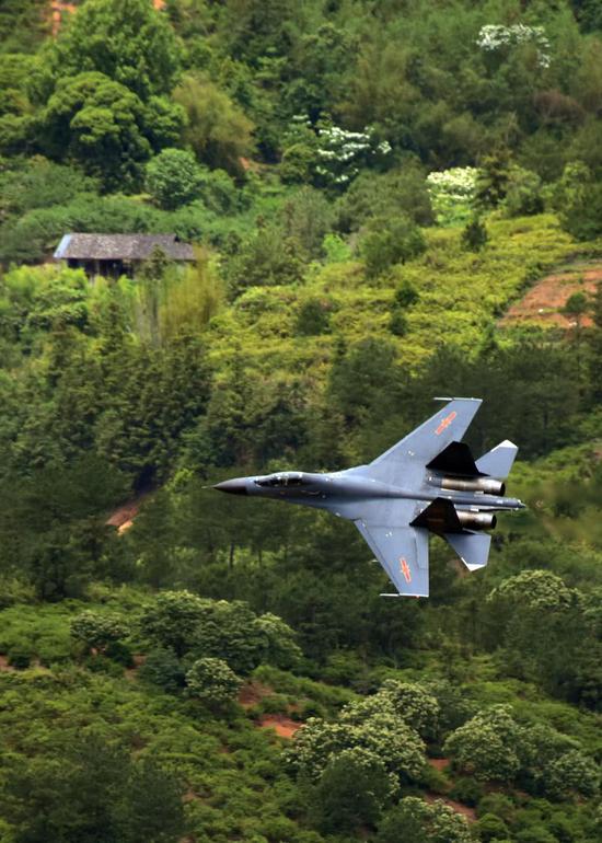 图片：钻山谷的歼-11BS，军网英文站图片，下同