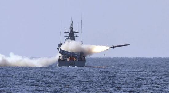 图为正在发射反舰巡航导弹的巴基斯坦海军“阿兹马特”级导弹艇。