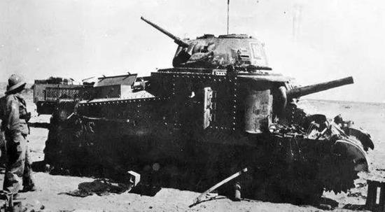 德军检查被摧毁的英军美制M3坦克残骸