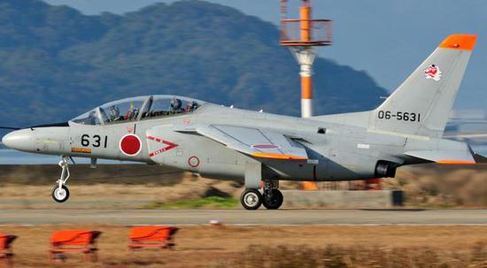 图为日本航空自卫队的T-4高级教练机,该机目前已经因为发动机缺陷停飞。