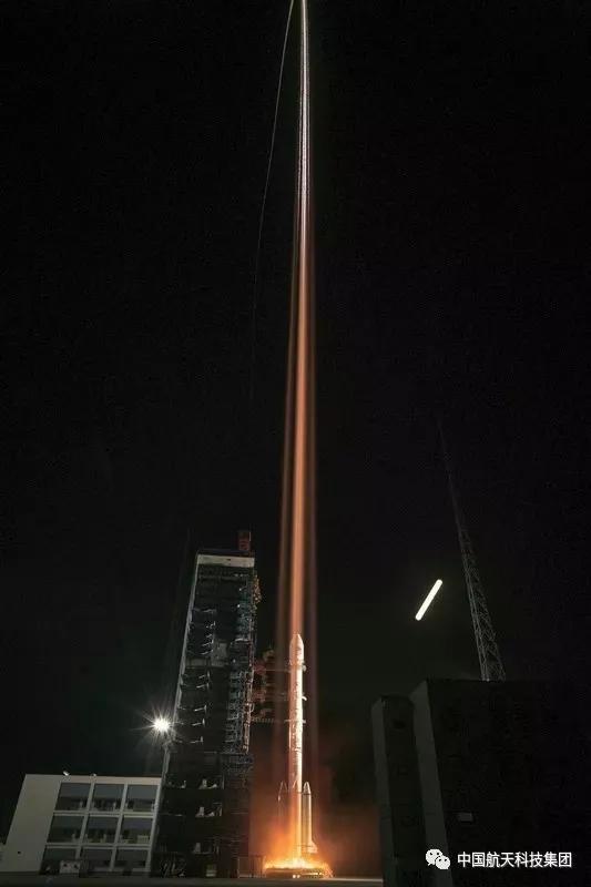 长征三号乙运载火箭腾空而起(史啸 摄)