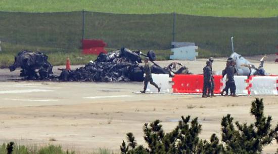 图为事发现场照片，可见坠毁MUH-1的尾翼还能看出形状，其它部位已经完全烧毁。
