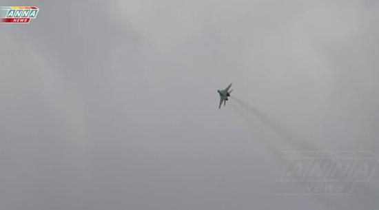 图为飞过阅兵现场的俄空军米格-29。