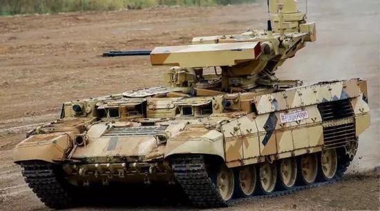 （在野外进行实地射击的BMPT-72"终结者2"坦克支援战车）