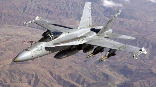 图为美海军F-18战斗机