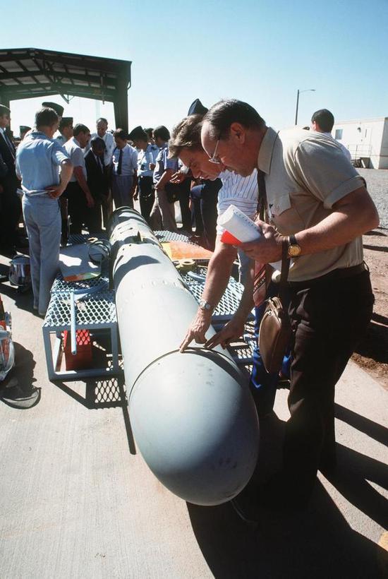 图片：苏军监督代表检查被裁撤的“狮鹫”陆基巡航导弹