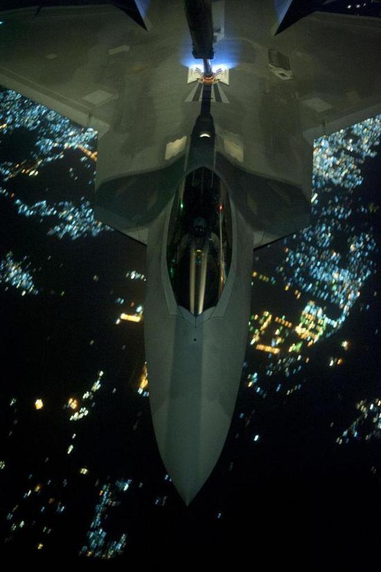 图片：F-22的夜间空中加油指示灯