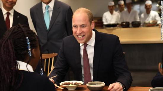 原标题:超尴尬!威廉王子把日料说成中餐,还当着日本副首相的面