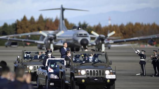 日本首相菅义伟到访位于埼玉县的空军基地(资料图)