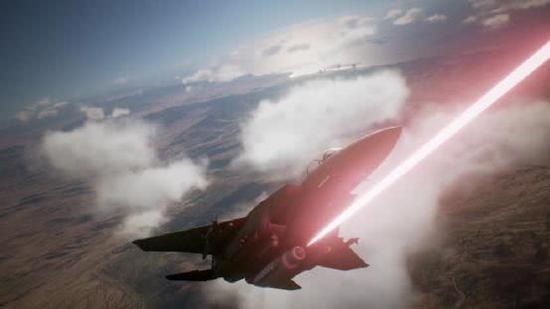 图为某空战电子游戏中的F-15战斗机使用其激光武器吊舱开火。