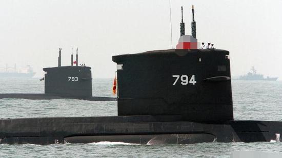 台海军两艘老旧潜艇