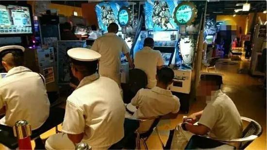 ▲集体玩舰娘的海自官兵