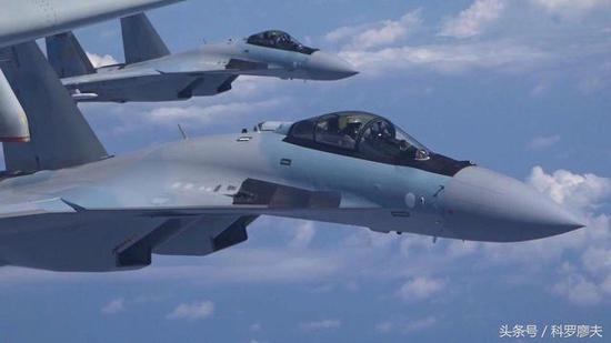 我军短腿歼10首次出海护航轰6K 作战半径超1