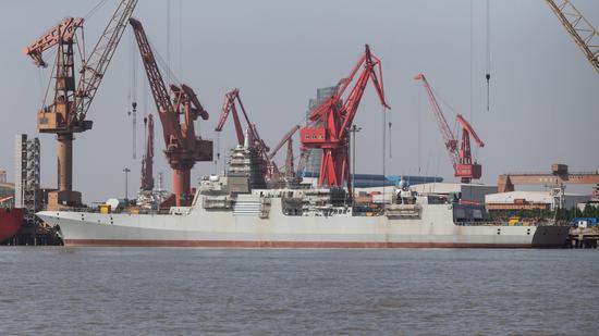 江南造船厂的055大驱首舰正进行码头舾装。