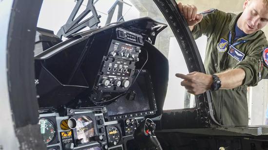 中国歼16配大屏显示器 可为标瞄准图像单独开
