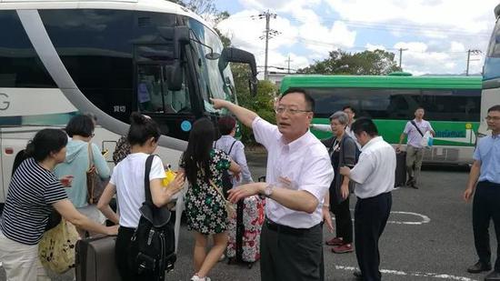 驻大阪总领事馆助受困旅客撤离关西国际机场。来源：驻大阪总领馆官网