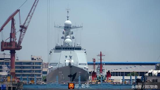 052D型175号银川舰正在江南厂维护