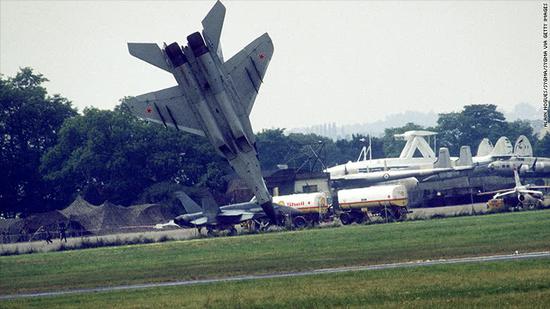 1989年巴黎航展上,一架苏联米格-29战斗机在众目睽睽之下坠毁在机场