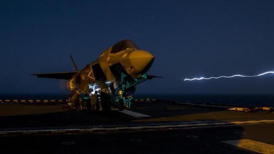 图片:夜间装载JDAM