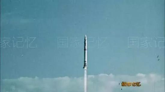 ▲1964年6月29日,改进型东风二号导弹成功发射