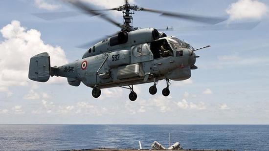 图为印度海军的卡-28舰载反潜直升机。