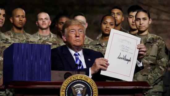 8月13日，美国总统特朗普签署了军费的2019年度国防预算和《国防授权法案》。
