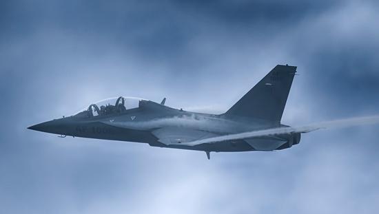 中国歼15战机造价太高 用L15上航母高低搭配