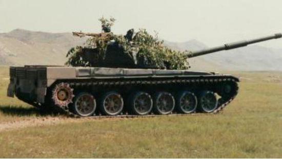 图为引进英、法德等国的传动和动力部件成品试制的BK1871坦克（90II原型车）。
