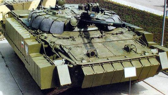 图为披挂反应装甲的BMP-3M步兵战车，类似装备能有效抵御破甲弹/碎甲弹。