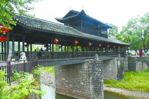 贺龙带领起义部队在家门口风雨桥(今贺龙桥)前坪聚集,过桥后兵分三路进攻县城。贺威 摄