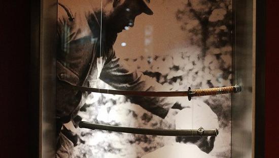 除了战机和枪,博物馆也会展示日本武士刀